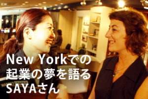日本人女性と白人女性が目を合わせて会話している